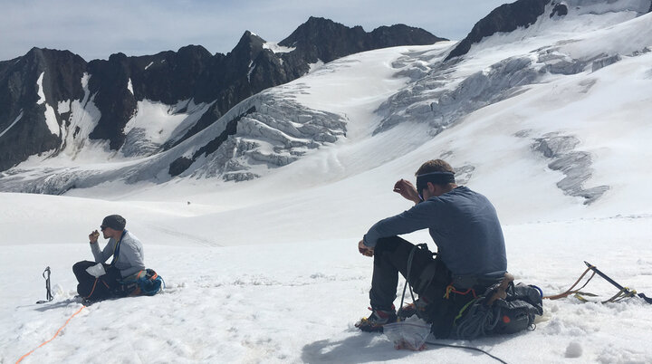 Kurze Pause auf einem Schneefeld | © DAV Münster