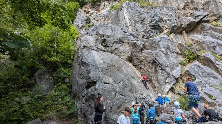 Hier kann man Kinder vom JDAV sehen wie sie klettern | © DAV Münster