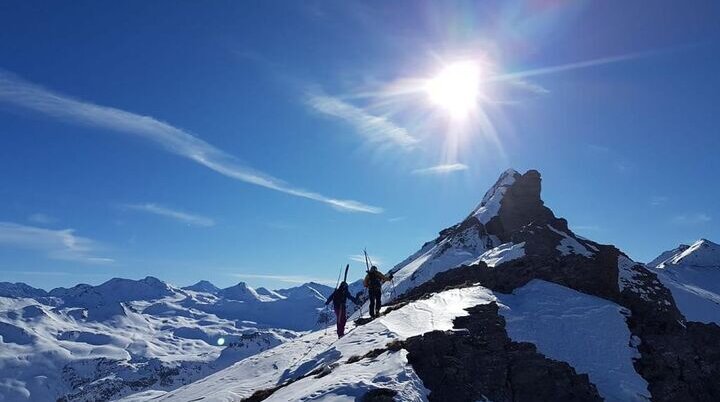 In der Sonne sind zwei Mitglieder der Gruppe zu sehen wie sie einen Berg hochgehen | © DAV Münster