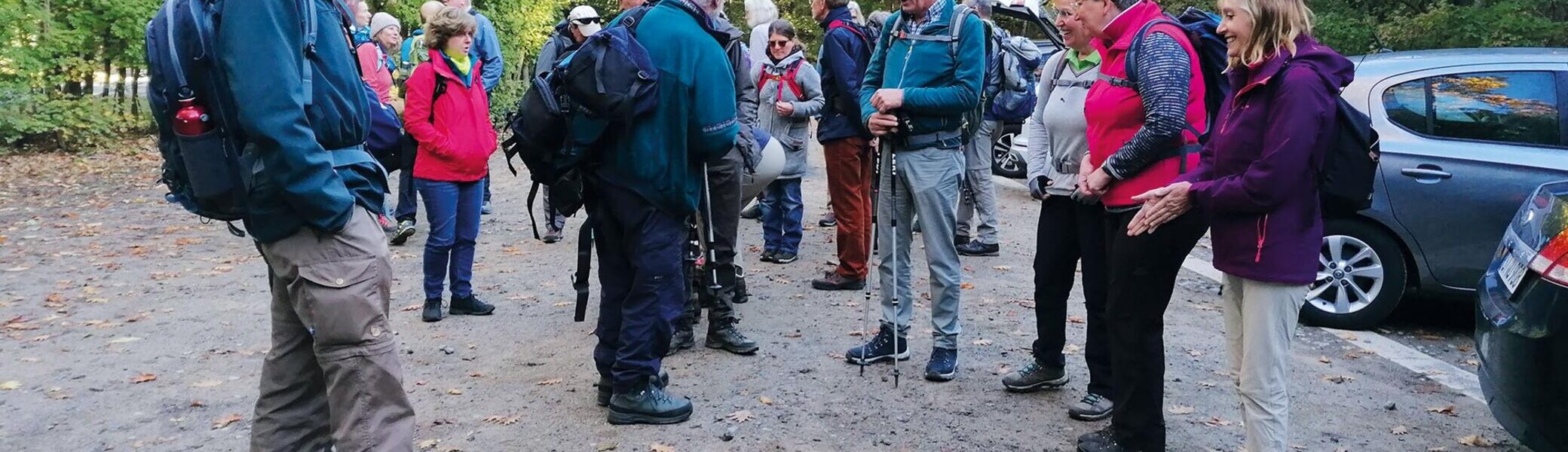 Es sind viele Wanderer an einem Parkplatz zu sehen | © DAV Münster