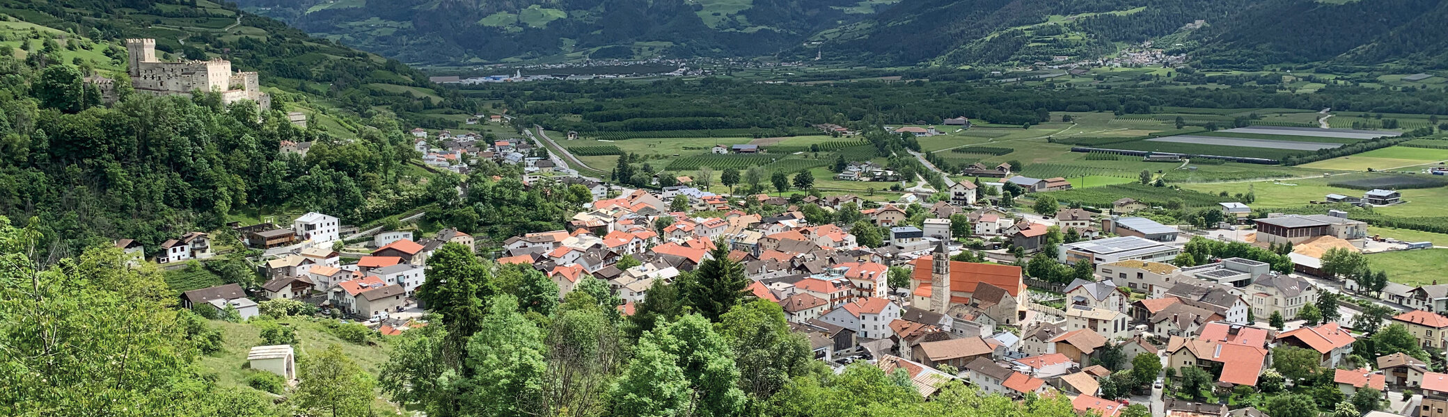 Es ist eine italienische Stadt im Tal zu sehen, im Hintergrund die Alpen | © DAV Münster