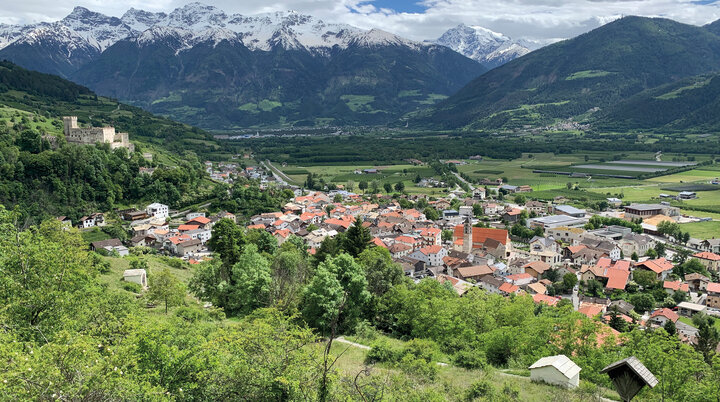 Es ist eine italienische Stadt im Tal zu sehen, im Hintergrund die Alpen | © DAV Münster