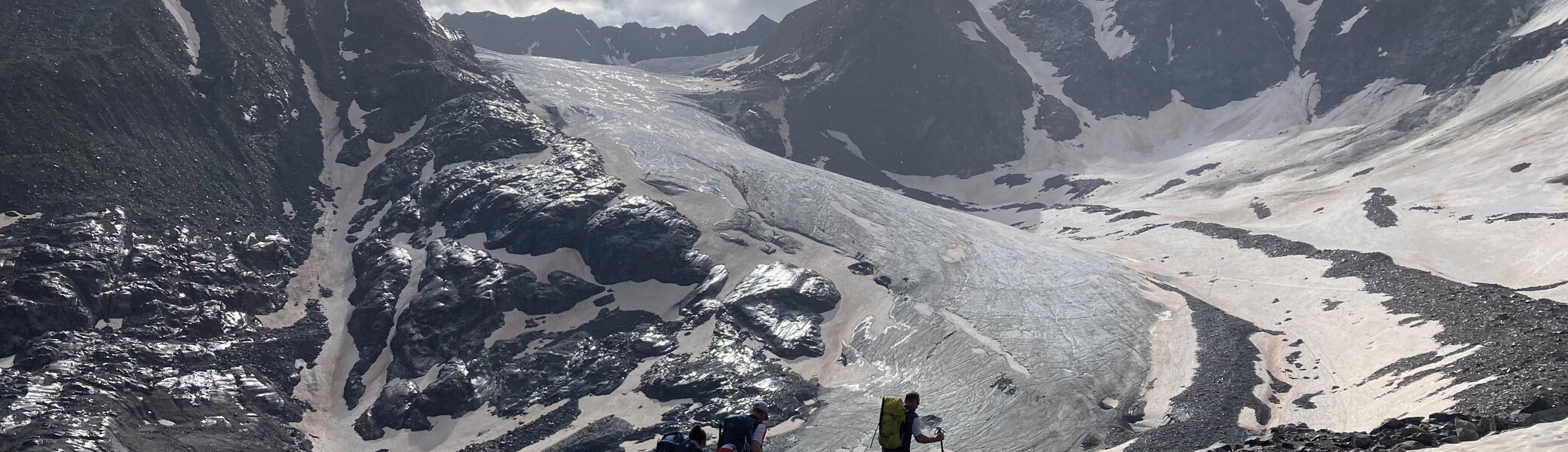 Es sind drei Wanderer vor einem Gletscher zu sehen | © DAV Münster