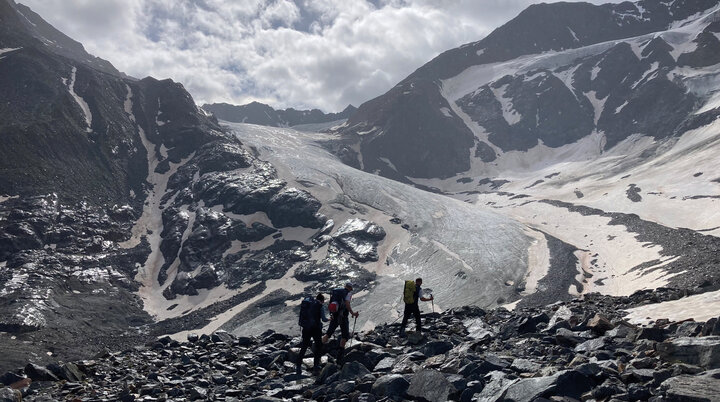 Es sind drei Wanderer vor einem Gletscher zu sehen | © DAV Münster