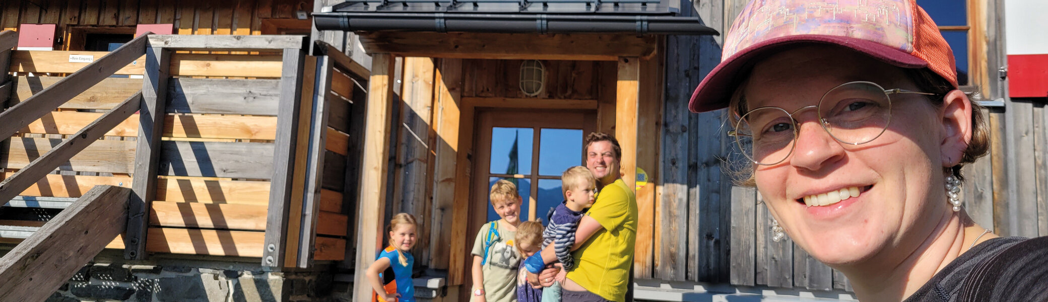 Es ist eine Familie mit mehreren Kindern vor dem Westfalenhaus zu sehen im Sonnenschein | © DAV Münster