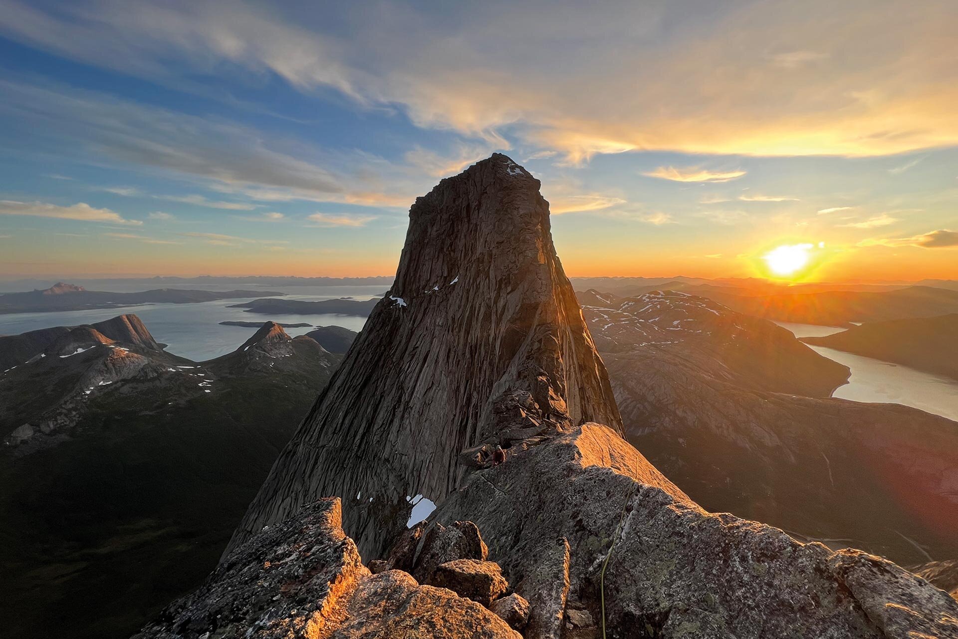 Aussicht von einem Gipfel in ein skandinavisches Fjord | © DAV Münster