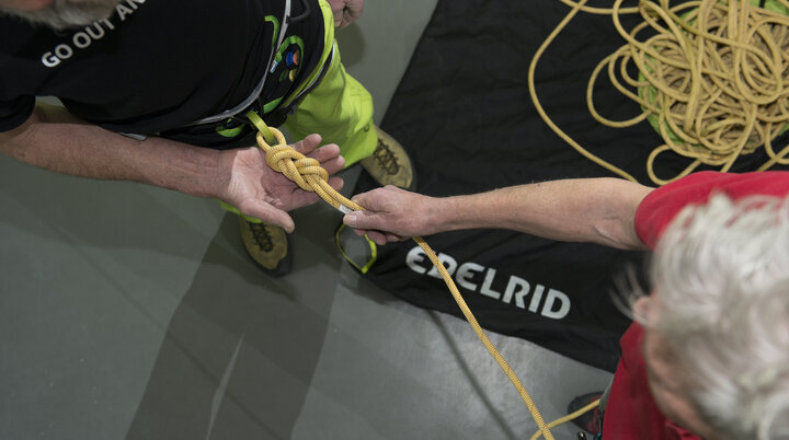 Ein Kletterpaar beim Partnercheck in einer Kletterhalle in Ulm. | © DAV/Thilo Brunner