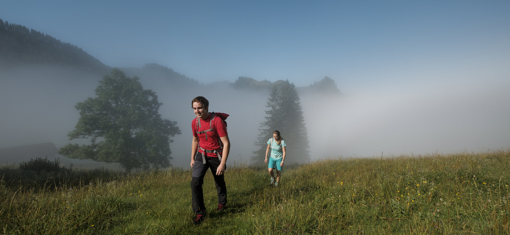 Zwei Personen wandern im Chiemgau. | © DAV/Hans Herbig