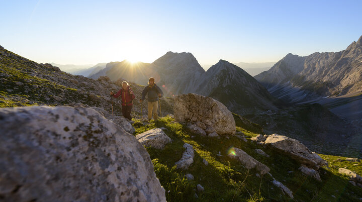 Panoramaaufname von Berggipfeln mit zwei Wanderern | © DAV/Wolfgang Ehn