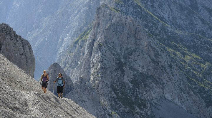 Zwei Wanderer vor einem schroffen Bergmassiv | © DAV/Wolfgang Ehn