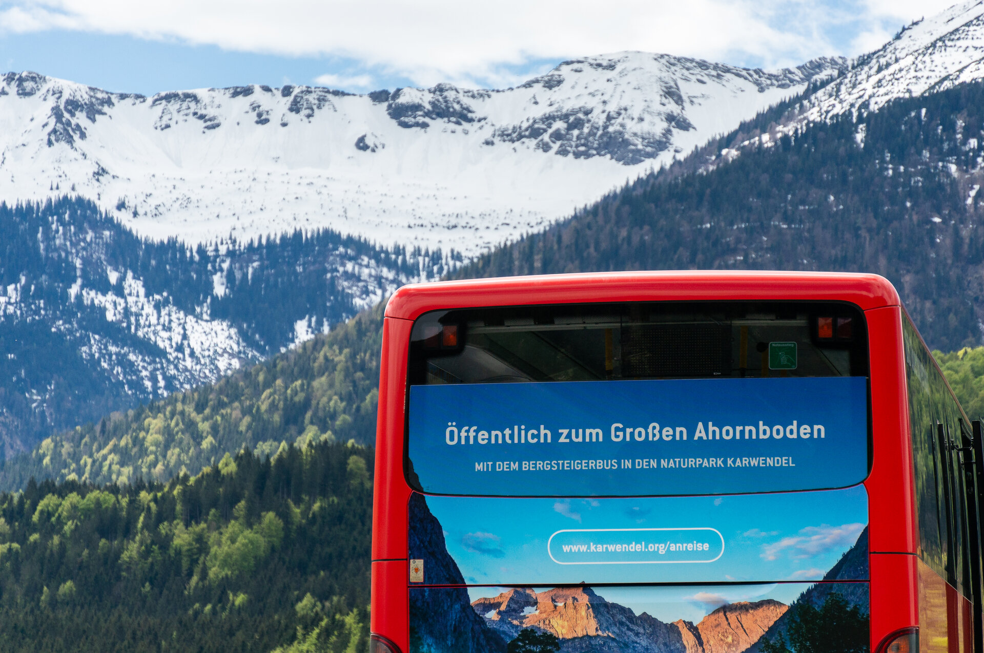 Der Bergsteigerbus – von hinten fotografiert -  fährt in die Alpen | © DAV/Tobias Hipp